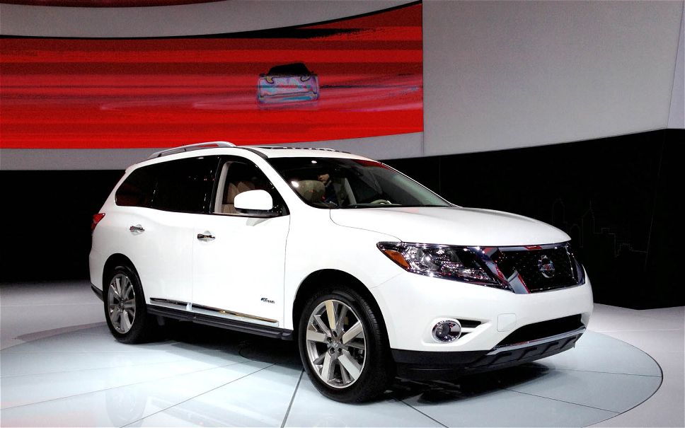 2014-Nissan-Pathfinder-Hybrid-Front